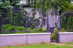 Kerítés kiskapuval.